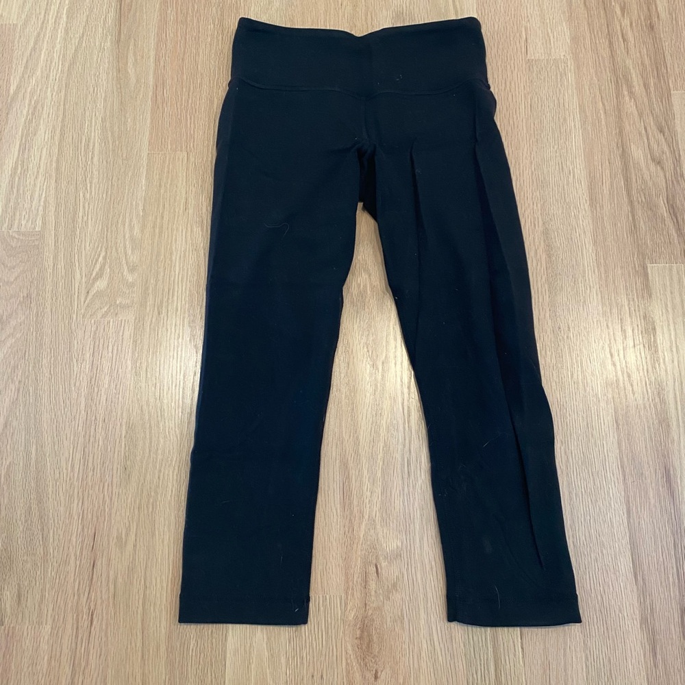 Black Lululemon cropped wunder under leggings